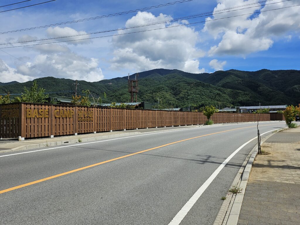 河口湖 BASE DOME GLAMPING 登り坂(公式写真7)
