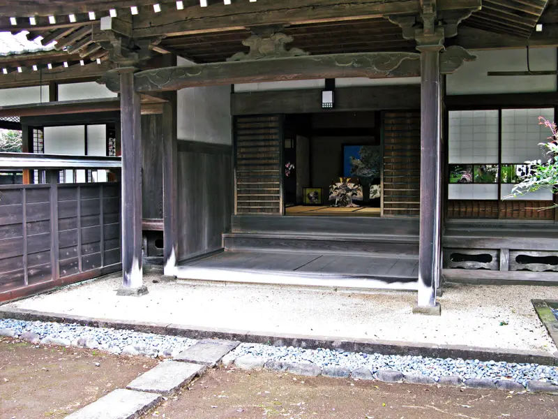 開け放たれた日本家屋の玄関。誰もいない土間と上がり框