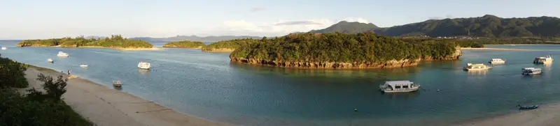 エメラルドグリーンの湾と緑の島影