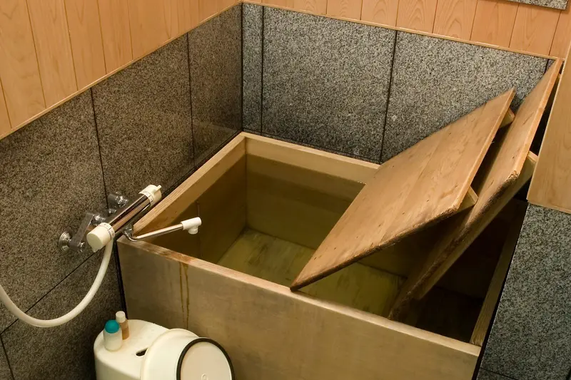 木の湯船と洗い場のある浴室