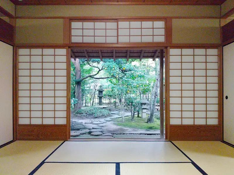 庭に向かって開かれた障子と畳の部屋