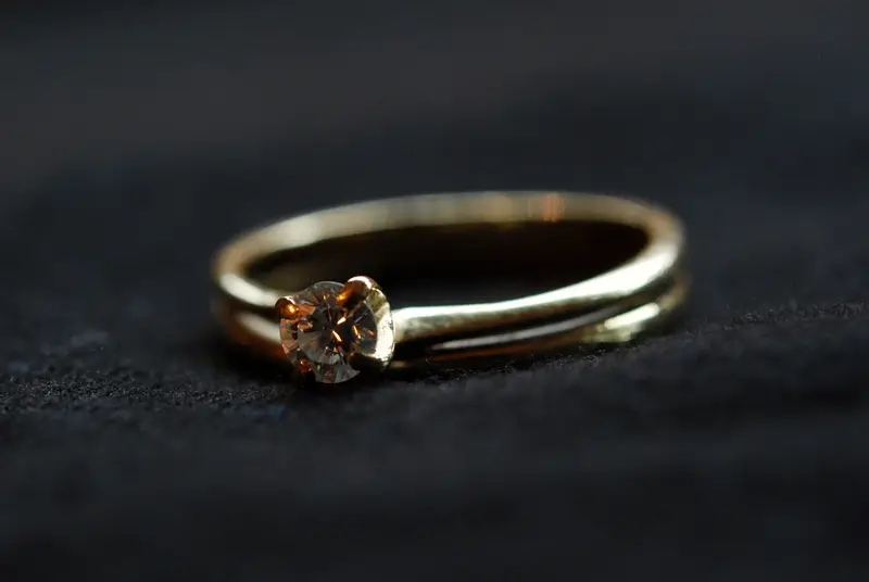 やわらかな光の中の結婚指輪