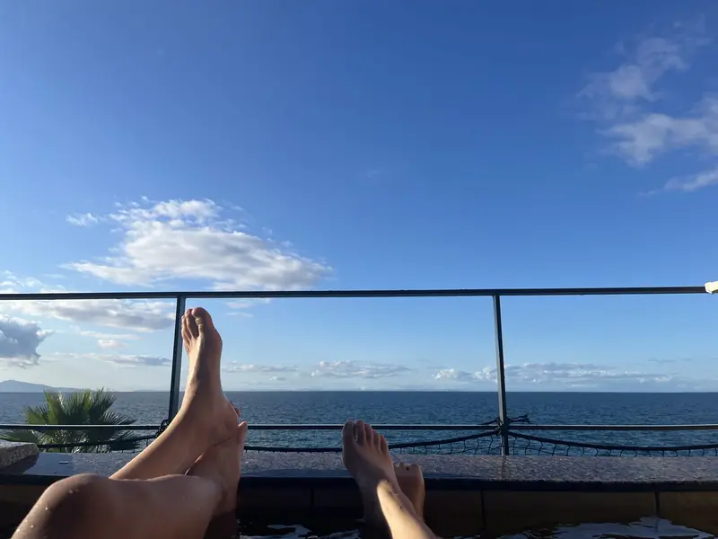 海に向かって開いた露天風呂。湯に浸かると、手すりの先には青い空と水平線だけが広がる
