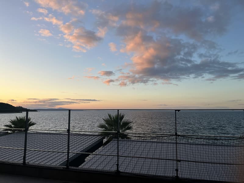 SolaVilla 海テラス南あわじのテラスから望む、播磨灘に沈む夕日とピンクの雲